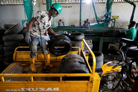 Vàng đen mới ở Nigeria: Lốp xe hơi đã qua sử dụng - Ảnh 1. Vàng đen mới ở Nigeria: Lốp xe hơi đã qua sử dụng - Ảnh 1.