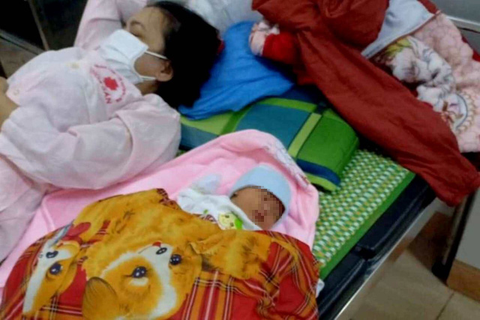 Thai phụ người Mông sinh con ngay bên đường khi về quê bằng xe máy - Ảnh 1. Thai phụ người Mông sinh con ngay bên đường khi về quê bằng xe máy - Ảnh 1.