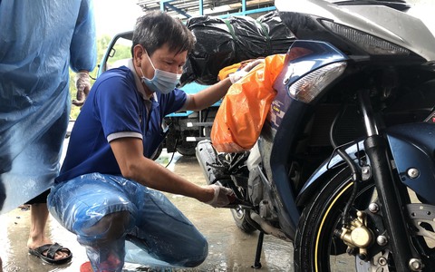 Giảng viên, sinh viên sửa xe cho người hồi hương - Ảnh 1. Giảng viên, sinh viên sửa xe cho người hồi hương - Ảnh 1.