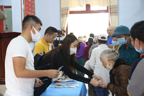 Hà Tĩnh rà soát tiền từ thiện Thủy Tiên hỗ trợ dân, theo yêu cầu của Bộ Công an - Ảnh 1. Hà Tĩnh rà soát tiền từ thiện Thủy Tiên hỗ trợ dân, theo yêu cầu của Bộ Công an - Ảnh 1.