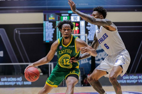 Cầu thủ cao 2m06 Mike Bell ghi dấu ấn trong chiến thắng của Hanoi Buffaloes - Ảnh 1. Cầu thủ cao 2m06 Mike Bell ghi dấu ấn trong chiến thắng của Hanoi Buffaloes - Ảnh 1.