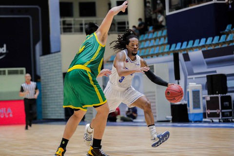Cầu thủ cao 2m06 Mike Bell ghi dấu ấn trong chiến thắng của Hanoi Buffaloes - Ảnh 2. Cầu thủ cao 2m06 Mike Bell ghi dấu ấn trong chiến thắng của Hanoi Buffaloes - Ảnh 2.