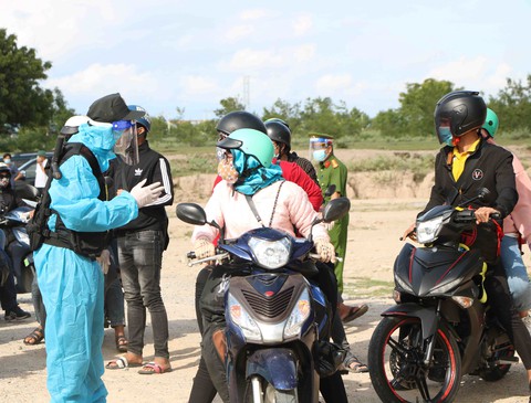 Ninh Thuận không xử phạt người đi xe máy về quê - Ảnh 1. Ninh Thuận không xử phạt người đi xe máy về quê - Ảnh 1.