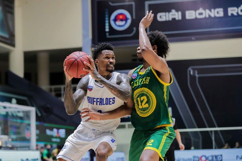 Cầu thủ cao 2m06 Mike Bell ghi dấu ấn trong chiến thắng của Hanoi Buffaloes - Ảnh 3. Cầu thủ cao 2m06 Mike Bell ghi dấu ấn trong chiến thắng của Hanoi Buffaloes - Ảnh 3.