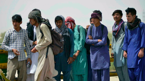 Người dân Afghanistan tìm đường vượt biên qua ngõ Iran - Ảnh 1. Người dân Afghanistan tìm đường vượt biên qua ngõ Iran - Ảnh 1.