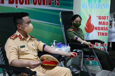 Công an Hà Nội ra mắt 65 câu lạc bộ phản ứng nhanh hiến máu tình nguyện - Ảnh 1. Công an Hà Nội ra mắt 65 câu lạc bộ phản ứng nhanh hiến máu tình nguyện - Ảnh 1.