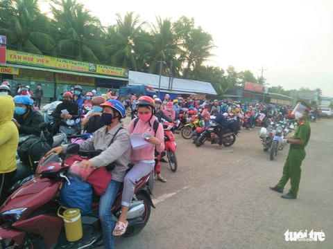 Người dân sinh sống ở quận Bình Tân được trao gói hỗ trợ lần 3 trước khi về quê - Ảnh 1. Người dân sinh sống ở quận Bình Tân được trao gói hỗ trợ lần 3 trước khi về quê - Ảnh 1.