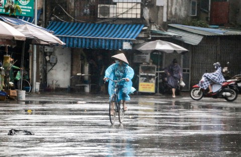 Gió mùa đông bắc tràn về, Hà Nội chuyển lạnh 20 độ C - Ảnh 2. Gió mùa đông bắc tràn về, Hà Nội chuyển lạnh 20 độ C - Ảnh 2.