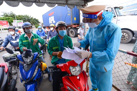 Nóng ruột chờ thông đường giữa TP.HCM và các tỉnh lân cận - Ảnh 2. Nóng ruột chờ thông đường giữa TP.HCM và các tỉnh lân cận - Ảnh 2.