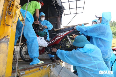 Hàng dài xe khách chờ ở đầu hầm Hải Vân đón bà con về quê phía Bắc - Ảnh 4. Hàng dài xe khách chờ ở đầu hầm Hải Vân đón bà con về quê phía Bắc - Ảnh 4.