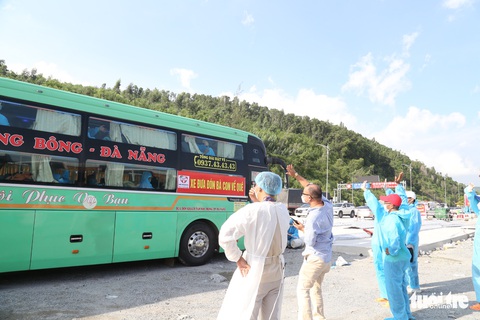 Hàng dài xe khách chờ ở đầu hầm Hải Vân đón bà con về quê phía Bắc - Ảnh 7. Hàng dài xe khách chờ ở đầu hầm Hải Vân đón bà con về quê phía Bắc - Ảnh 7.