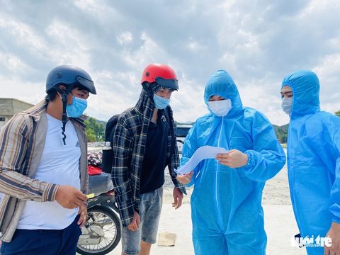 Hàng dài xe khách chờ ở đầu hầm Hải Vân đón bà con về quê phía Bắc - Ảnh 2. Hàng dài xe khách chờ ở đầu hầm Hải Vân đón bà con về quê phía Bắc - Ảnh 2.