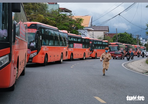 Đón bà con về, thấy vui trong lòng - Ảnh 12. Đón bà con về, thấy vui trong lòng - Ảnh 12.