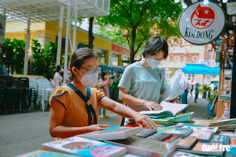Bạn trẻ tham quan đường sách TP.HCM trong ngày đầu đón khách trở lại - Ảnh 5. Bạn trẻ tham quan đường sách TP.HCM trong ngày đầu đón khách trở lại - Ảnh 5.