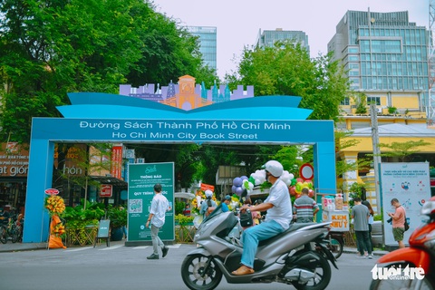 Bạn trẻ tham quan đường sách TP.HCM trong ngày đầu đón khách trở lại - Ảnh 9. Bạn trẻ tham quan đường sách TP.HCM trong ngày đầu đón khách trở lại - Ảnh 9.