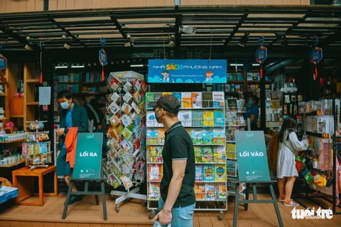 Bạn trẻ tham quan đường sách TP.HCM trong ngày đầu đón khách trở lại - Ảnh 7. Bạn trẻ tham quan đường sách TP.HCM trong ngày đầu đón khách trở lại - Ảnh 7.