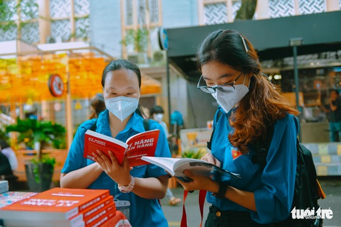 Bạn trẻ tham quan đường sách TP.HCM trong ngày đầu đón khách trở lại - Ảnh 4. Bạn trẻ tham quan đường sách TP.HCM trong ngày đầu đón khách trở lại - Ảnh 4.