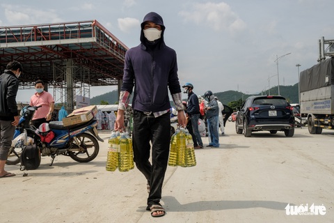 Hàng ngàn phần quà đang chờ bà con hồi hương đi qua Đà Nẵng - Ảnh 6. Hàng ngàn phần quà đang chờ bà con hồi hương đi qua Đà Nẵng - Ảnh 6.