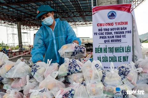 Hàng ngàn phần quà đang chờ bà con hồi hương đi qua Đà Nẵng - Ảnh 2. Hàng ngàn phần quà đang chờ bà con hồi hương đi qua Đà Nẵng - Ảnh 2.