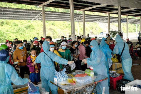 Hàng ngàn phần quà đang chờ bà con hồi hương đi qua Đà Nẵng - Ảnh 8. Hàng ngàn phần quà đang chờ bà con hồi hương đi qua Đà Nẵng - Ảnh 8.