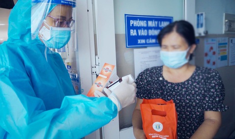 Súc họng - xịt mũi: Củng cố phòng tuyến ngừa COVID-19 - Ảnh 1. Súc họng - xịt mũi: Củng cố phòng tuyến ngừa COVID-19 - Ảnh 1.