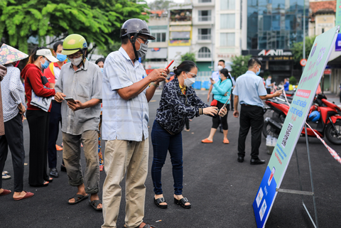 Tiểu thương tại TP.HCM hồ hởi đi xét nghiệm COVID-19 miễn phí - Ảnh 3. Tiểu thương tại TP.HCM hồ hởi đi xét nghiệm COVID-19 miễn phí - Ảnh 3.