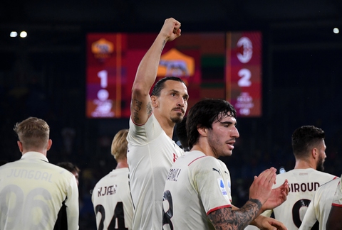 Ibrahimovic sút phạt đẳng cấp, đánh bại thầy cũ Mourinho - Ảnh 1. Ibrahimovic sút phạt đẳng cấp, đánh bại thầy cũ Mourinho - Ảnh 1.