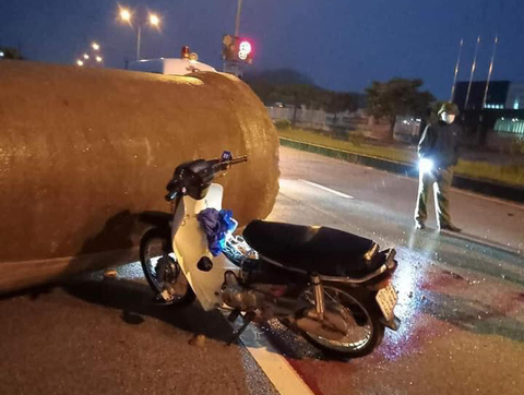 Đâm vào ống cống to giữa đường, đôi nam nữ đi làm về khuya thiệt mạng - Ảnh 1. Đâm vào ống cống to giữa đường, đôi nam nữ đi làm về khuya thiệt mạng - Ảnh 1.