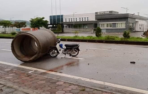 Vụ đôi nam nữ đâm vào ống cống giữa đường: Cô gái đang mang thai 5 tháng - Ảnh 1. Vụ đôi nam nữ đâm vào ống cống giữa đường: Cô gái đang mang thai 5 tháng - Ảnh 1.