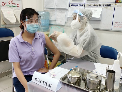 Bộ Y tế đề nghị các địa phương lên kế hoạch tiêm vắc xin mũi 3 và 4 - Ảnh 1. Bộ Y tế đề nghị các địa phương lên kế hoạch tiêm vắc xin mũi 3 và 4 - Ảnh 1.