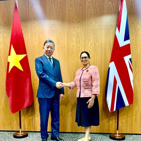Bộ trưởng Bộ Công an đề nghị Bộ Nội vụ Anh tăng cường hợp tác phòng chống di cư trái phép - Ảnh 1. Bộ trưởng Bộ Công an đề nghị Bộ Nội vụ Anh tăng cường hợp tác phòng chống di cư trái phép - Ảnh 1.