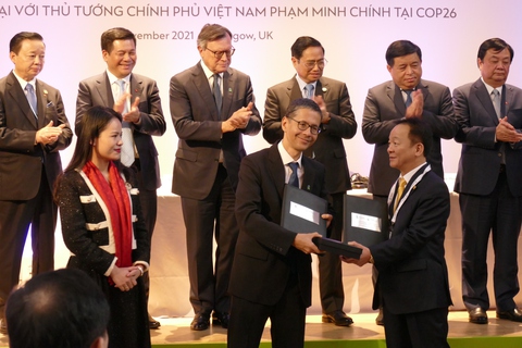 Thủ tướng Phạm Minh Chính đối thoại với doanh nghiệp Anh, được tặng áo đấu Liverpool - Ảnh 2. Thủ tướng Phạm Minh Chính đối thoại với doanh nghiệp Anh, được tặng áo đấu Liverpool - Ảnh 2.