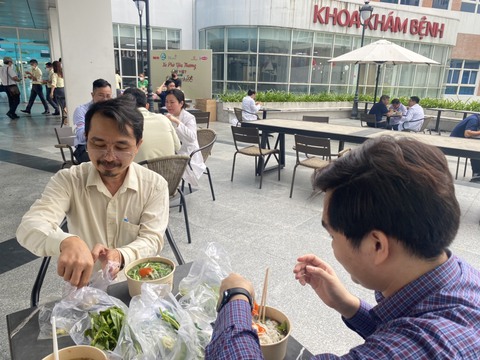 ‘Xe phở yêu thương’ đến với bệnh nhi: Phở ngon quá mẹ ơi - Ảnh 16. ‘Xe phở yêu thương’ đến với bệnh nhi: Phở ngon quá mẹ ơi - Ảnh 16.
