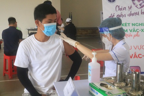 TP.HCM: Tiêm ngay vắc xin cho người tiêm chưa đủ mũi trở về từ tỉnh thành khác - Ảnh 1. TP.HCM: Tiêm ngay vắc xin cho người tiêm chưa đủ mũi trở về từ tỉnh thành khác - Ảnh 1.