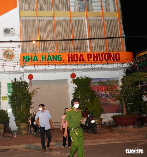 Chỉ mặt công an quát Mày công tác đội nào? dù vi phạm ăn nhậu ở nhà hàng - Ảnh 2. Chỉ mặt công an quát Mày công tác đội nào? dù vi phạm ăn nhậu ở nhà hàng - Ảnh 2.
