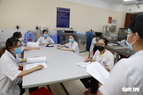 Sinh viên năm cuối ở TP.HCM trở lại trường từ sáng 1-11 - Ảnh 4. Sinh viên năm cuối ở TP.HCM trở lại trường từ sáng 1-11 - Ảnh 4.