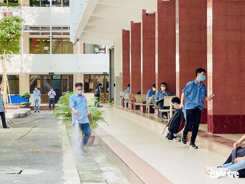 Sinh viên năm cuối ở TP.HCM trở lại trường từ sáng 1-11 - Ảnh 9. Sinh viên năm cuối ở TP.HCM trở lại trường từ sáng 1-11 - Ảnh 9.