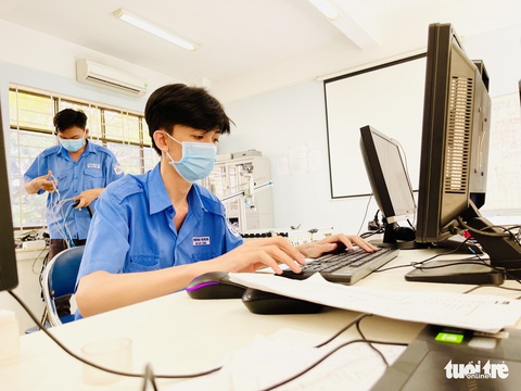 Sinh viên năm cuối ở TP.HCM trở lại trường từ sáng 1-11 - Ảnh 8. Sinh viên năm cuối ở TP.HCM trở lại trường từ sáng 1-11 - Ảnh 8.