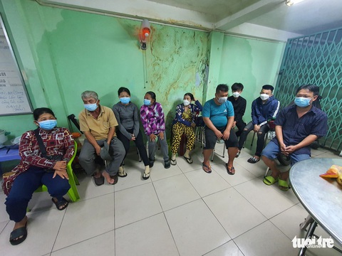Từ phản ánh của Tuổi Trẻ, công an mời 3 nhóm thu tiền đậu xe chui ở quận 5 lên làm việc - Ảnh 1. Từ phản ánh của Tuổi Trẻ, công an mời 3 nhóm thu tiền đậu xe chui ở quận 5 lên làm việc - Ảnh 1.