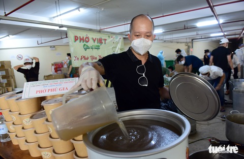 Sáng nay 2.000 tô phở yêu thương gởi đến bệnh nhi - Ảnh 1. Sáng nay 2.000 tô phở yêu thương gởi đến bệnh nhi - Ảnh 1.
