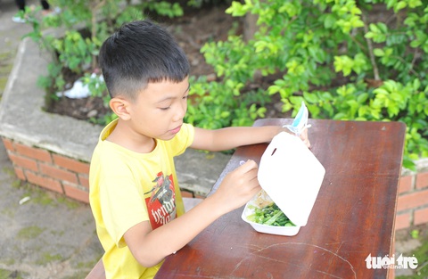 Cách ly học sinh nhỏ tại trường, lãnh đạo địa phương nói không thể làm khác - Ảnh 2. Cách ly học sinh nhỏ tại trường, lãnh đạo địa phương nói không thể làm khác - Ảnh 2.