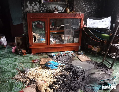 Nghi ghen tuông, chồng khóa cửa nhốt vợ và cháu ngoại rồi đốt nhà, làm vợ bỏng hơn 80% - Ảnh 1. Nghi ghen tuông, chồng khóa cửa nhốt vợ và cháu ngoại rồi đốt nhà, làm vợ bỏng hơn 80% - Ảnh 1.