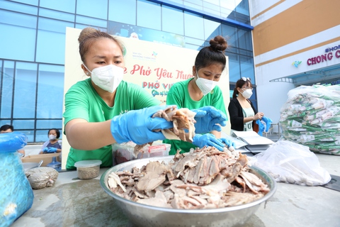 ‘Xe phở yêu thương’ đến với bệnh nhi: Phở ngon quá mẹ ơi - Ảnh 3. ‘Xe phở yêu thương’ đến với bệnh nhi: Phở ngon quá mẹ ơi - Ảnh 3.