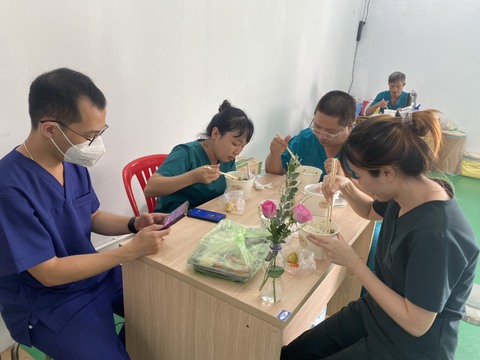 1.400 suất phở yêu thương dành tặng bệnh viện tuyến cuối - Ảnh 5. 1.400 suất phở yêu thương dành tặng bệnh viện tuyến cuối - Ảnh 5.
