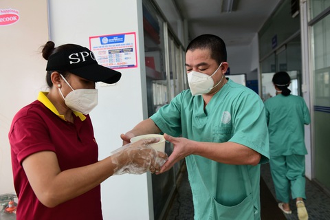 Xe phở yêu thương đến Bệnh viện Ung bướu - Ảnh 2. Xe phở yêu thương đến Bệnh viện Ung bướu - Ảnh 2.