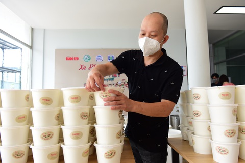 1.400 suất phở yêu thương dành tặng bệnh viện tuyến cuối - Ảnh 2. 1.400 suất phở yêu thương dành tặng bệnh viện tuyến cuối - Ảnh 2.