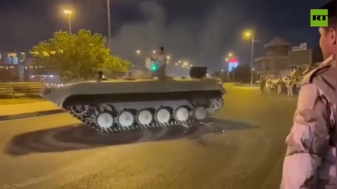 Binh sĩ Iraq ngẫu hứng drift xe bọc thép ngay trên phố - Ảnh 1. Binh sĩ Iraq ngẫu hứng drift xe bọc thép ngay trên phố - Ảnh 1.
