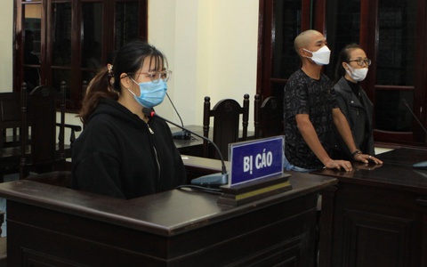Cô gái nhét giẻ vào miệng trẻ ở cơ sở mầm non lãnh 21 tháng tù - Ảnh 1. Cô gái nhét giẻ vào miệng trẻ ở cơ sở mầm non lãnh 21 tháng tù - Ảnh 1.