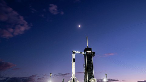 NASA và SpaceX đưa 4 phi hành gia lên Trạm Vũ trụ quốc tế - Ảnh 1. NASA và SpaceX đưa 4 phi hành gia lên Trạm Vũ trụ quốc tế - Ảnh 1.