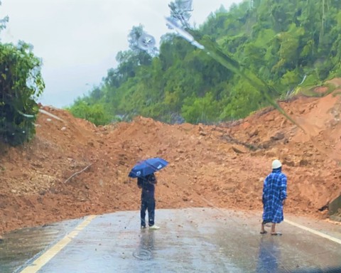Đèo Khánh Lê sạt lở nghiêm trọng, đường Nha Trang - Đà Lạt ách tắc - Ảnh 1. Đèo Khánh Lê sạt lở nghiêm trọng, đường Nha Trang - Đà Lạt ách tắc - Ảnh 1.